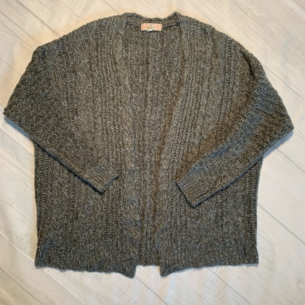 Pink Republic gray open cardigan. Size M.